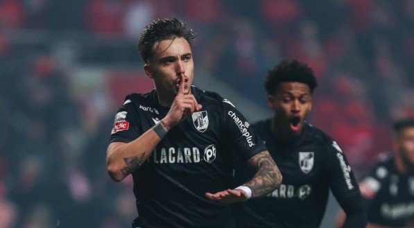 Meio-campista de 30 anos marcou oito gols e deu oito assistências na última temporada. Ele construiu toda sua carreira em seu país de origem.