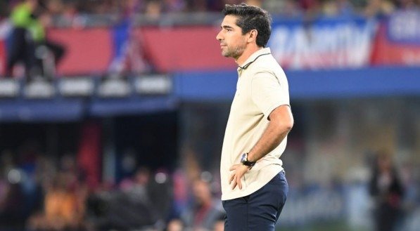 Treinador português foi advertido pela arbitragem no empate sem gols com o Porto, pela Copa do Mundo de Clubes, neste domingo (15).