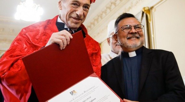 O jurista argentino Eugênio Zafforini, com o padre Pedro Rubens, reitor da Unicap, na solenidade em que ele recebeu, no Campo das Princesas o título de Doutor Honoris Causa da UPE, Unicap e UFPE