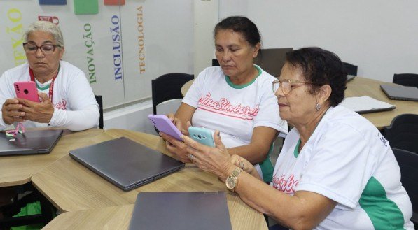Idosos aprendem a usar tecnologia com segurança em projeto da ACS
