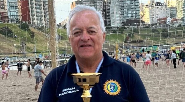 Treinador da Seleção Brasileira de Handbol de praia, Antônio Guerra Peixe, está preso no Irã desde que os ataques israelenses provocaram o fechamento dos espaços áereos do país, na última sexta-feira (13). Guerra Peixe está no país acompanhando uma comitiva de 19 membros, uncluindo dez adolescentes, que iriam para uma competição mundial na Tunísia, com [&amp;#8230;]