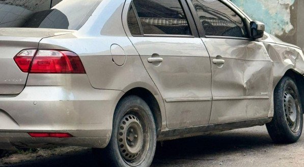 Homens são detidos pela PRF na BR-232, em São Caetano, no Agreste de Pernambuco, com carro roubado.
