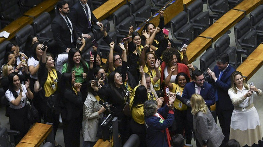 Mães de crianças vítimas do zika vírus celebraram decisão do Congresso