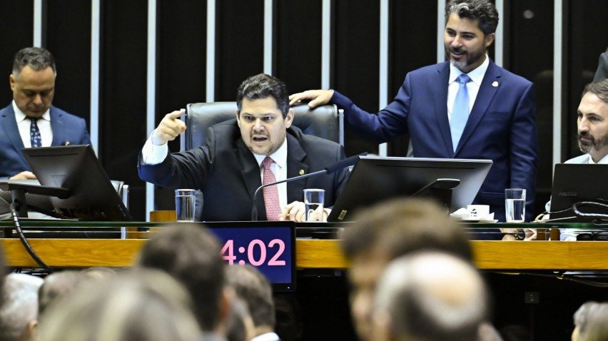 Alcolumbre lê requerimento que cria CPMI sobre fraudes no INSS