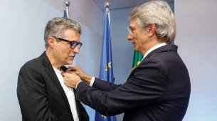 Cineasta Kleber Mendonça Filho recebe honraria do Embaixador da França no Brasil, Emmanuel?Lenain, em cerimônia na Aliança Francesa do Recife