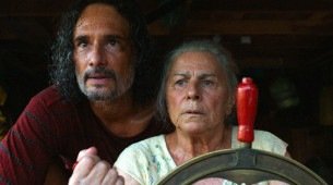 Cena do filme O Último Azul, com Rodrigo Santoro e Denise Weinberg