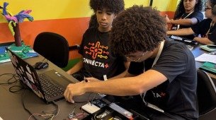 Estudantes do Connecta+ participam de oficinas gratuitas de introdução à robótica e expressão criativa