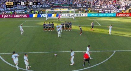 Lance aconteceu aos 47 minutos da primeira etapa no Estádio Rose Bowl, em Pasadena, na Califórnia, onde as equipes se enfrentavam.