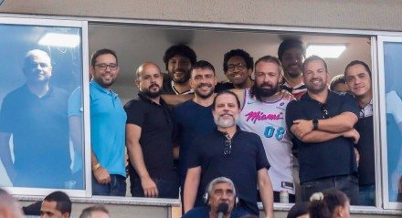 Dirigentes do Santa Cruz junto com os investidores da SAF