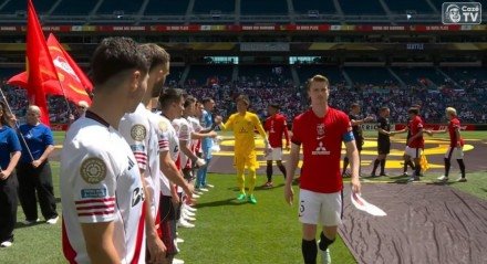 Jogador norueguÃªs passou reto e nÃ£o cumprimentou os atletas da equipe argentina, antes do duelo pela 1Âª rodada da Copa do Mundo de Clubes.