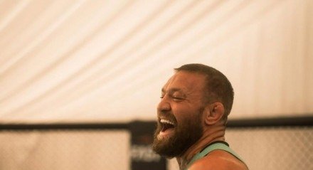 Enquanto sua carreira nas lutas está parada, Conor McGregor ainda protagoniza confusões fora do octógono.