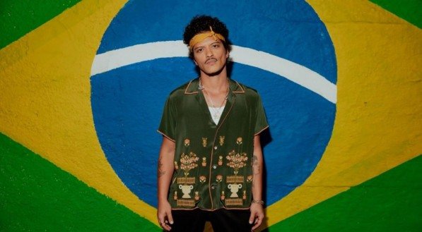 Bruno Mars lançou nesta quarta-feira (18), a versão completa do sucesso “Bonde do Brunão”. Disponibilizada em novembro de 2024 no perfil oficial do artista no Instagram, após sua aclamada passagem pelo Brasil, quando realizou 15 apresentações em 5 cidades, a faixa, que acompanhava um mini clipe produzido no país, se tornou imediatamente um hit, acumulando mais de 13M [&amp;#8230;]
