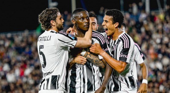 Jogadores da Juventus abraçados em comemoração
