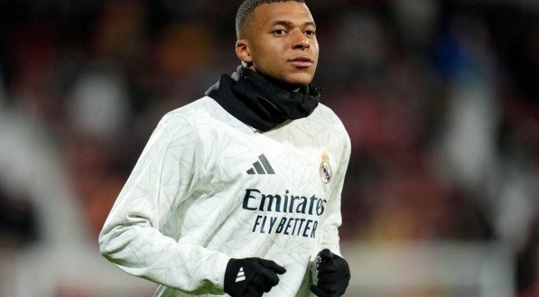 Atacante francês não esteve presente na última atividade antes do duelo contra o Al-Hilal, que acontece nesta quarta-feira (18).
