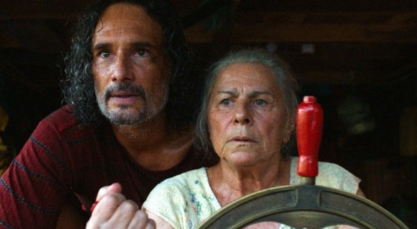 Cena do filme O Último Azul, com Rodrigo Santoro e Denise Weinberg