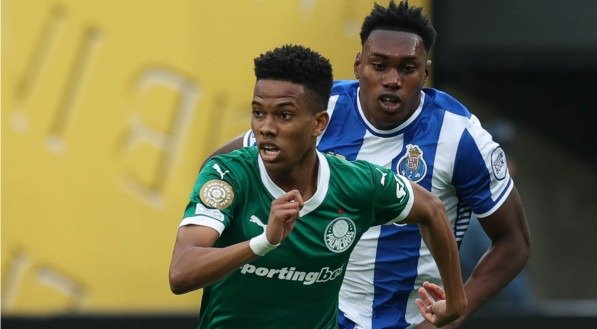 Estêvão em disputa bola no Mundial de Clubes 2025