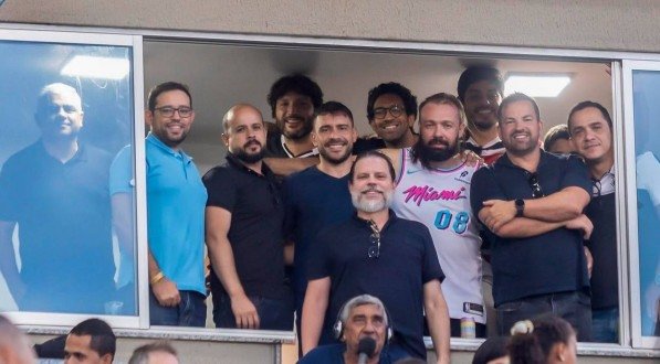 Dirigentes do Santa Cruz junto com os investidores da SAF
