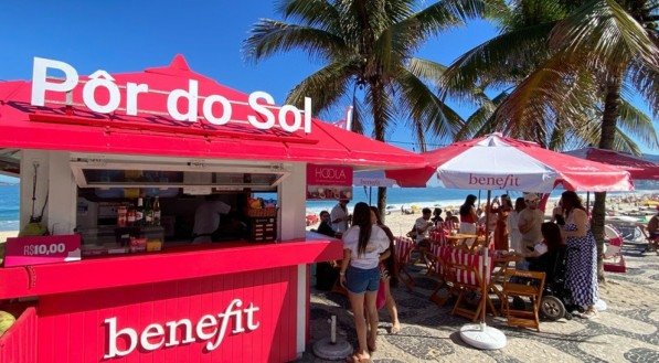  Benefit estreia na orla de Ipanema com charmoso quiosque e experiência interativa