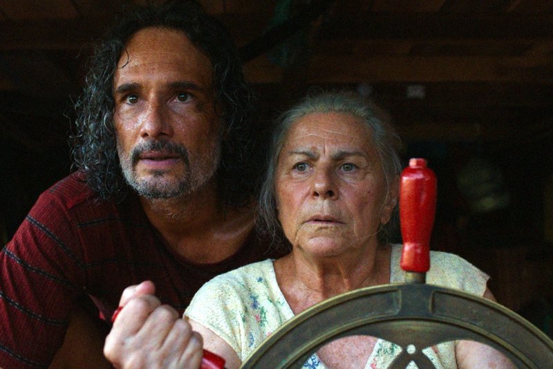 Cena do filme O Último Azul, com Rodrigo Santoro e Denise Weinberg
