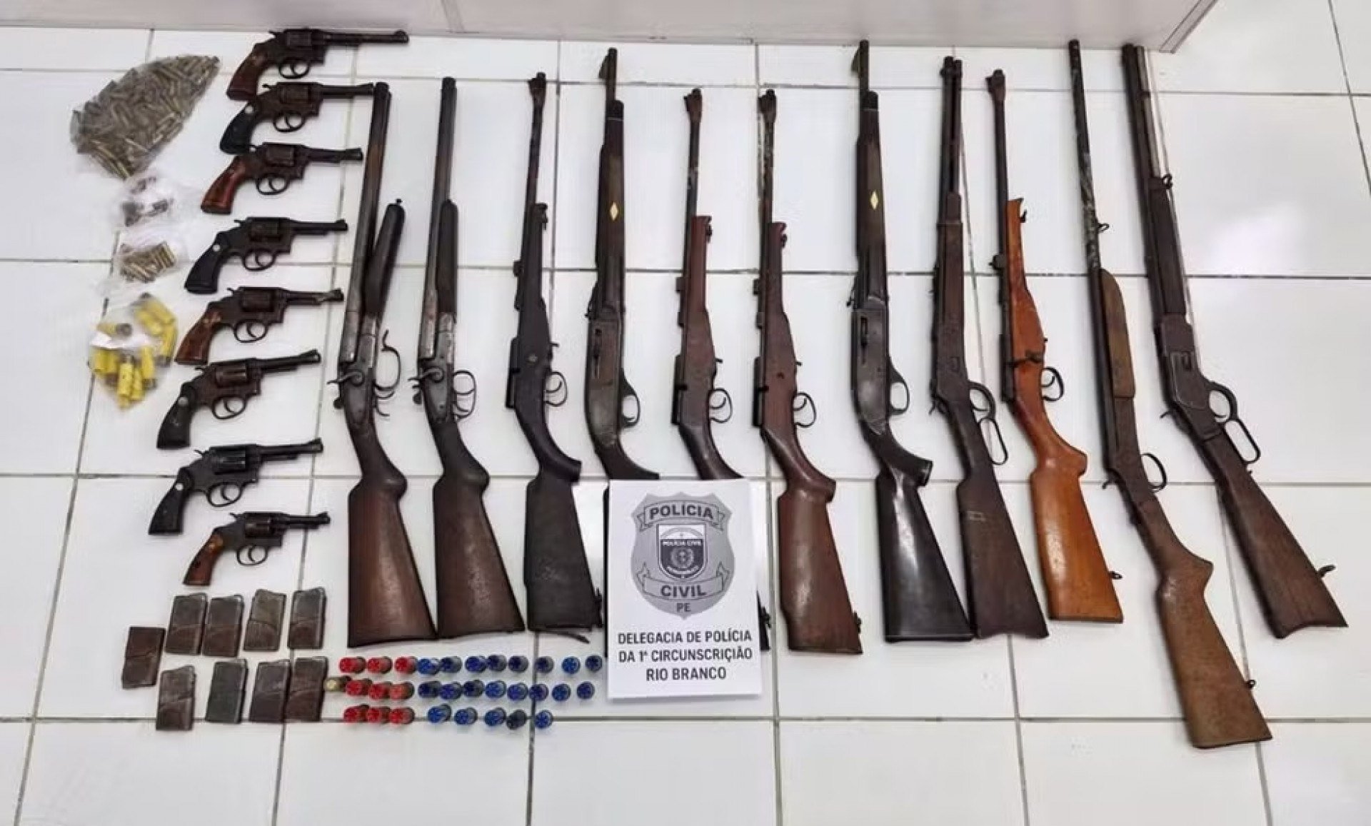 Revólveres, rifles e espingardas foram encontrados dentro de cofre abandonado