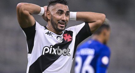 Meia francÃ?Âªs Ã?Â© acusado pela advogada Larissa Ferrari, que afirmou que manteve um relacionamento com o atleta e que sofreu agressÃ?Âµes.