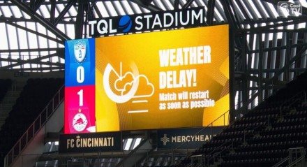 Anúncio que tomou os telões do estádio na Flórida é comum na cidade norte-americana e reflete a instabilidade do clima na região.