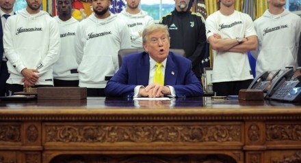 Presidente dos Estados Unidos, que sedia a Copa do Mundo de Clubes, causou desconforto ao comentar sobre assuntos políticos em encontro.