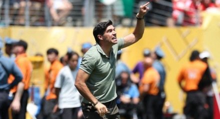 O Palmeiras assumiu a liderança do grupo A e o técnico falou sobre Flaco López, autor de um dos gols, e citou o clima como uma dificuldade. 