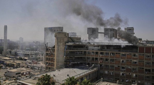 Míssil iraniano atinge principal hospital no sul de Israel e deixa dezenas de feridos