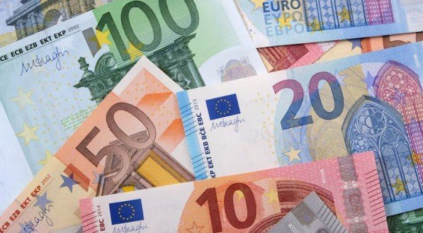 Eurogrupo aprova recomendação de entrada da Bulgária na zona do euro