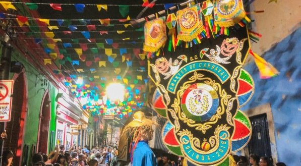Desfile junino com bonecos gigantes anima São João em Olinda