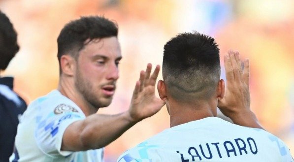 Lautaro Martínez cumprimenta jogador da Inter após gol