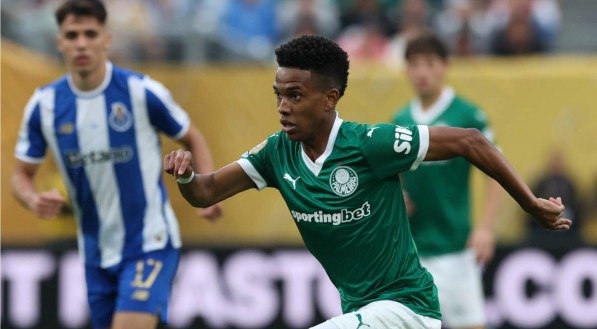 Estêvão em posse de bola em jogo do Palmeiras no Mundial de Clubes 2025