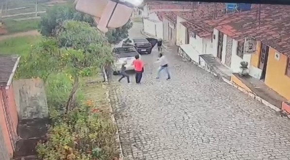 Empresário é sequestrado e levado pelos criminosos dentro do seu carro.