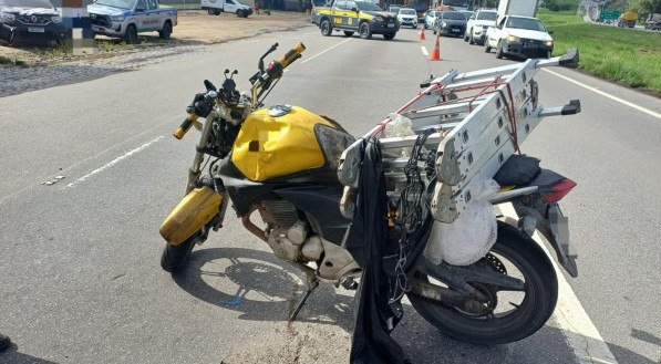 Imagem de moto de vítima envolvida em acidente na BR-101