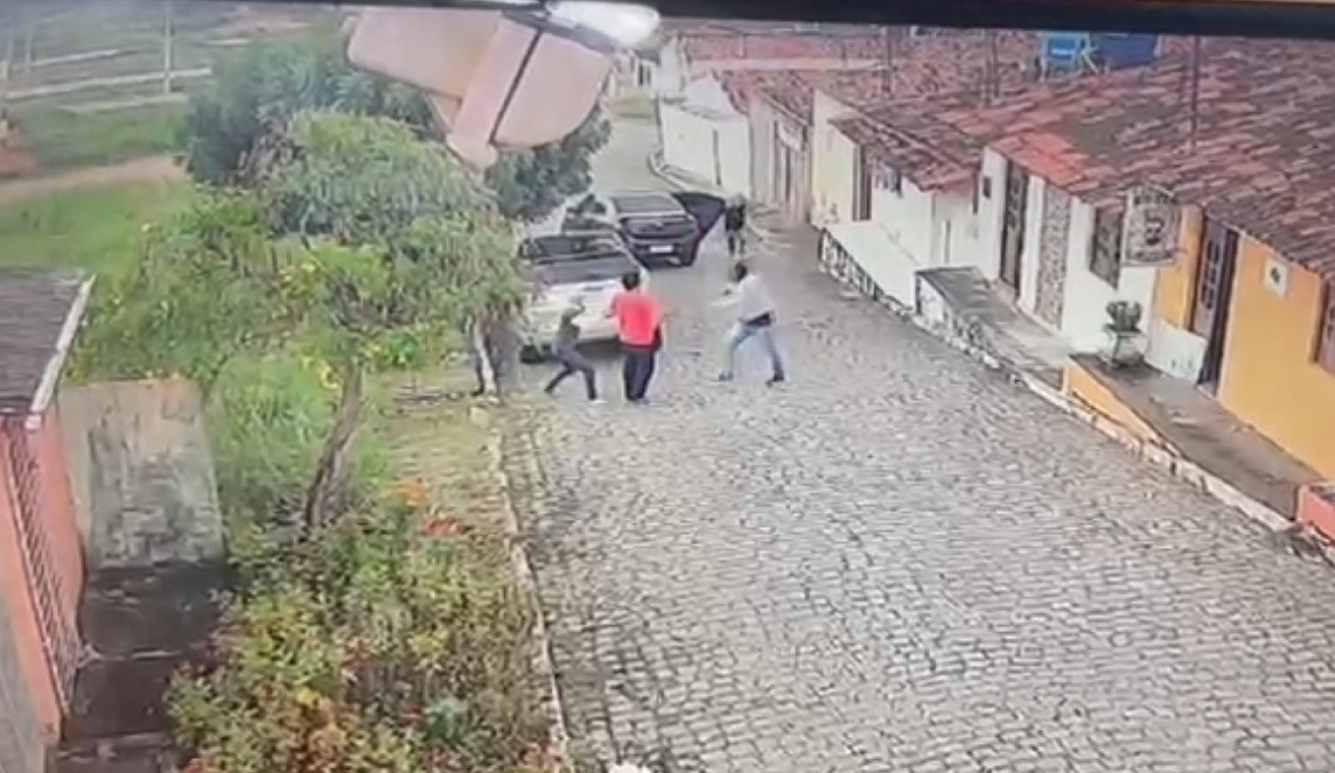 Empresário é sequestrado e levado pelos criminosos dentro do seu carro.

