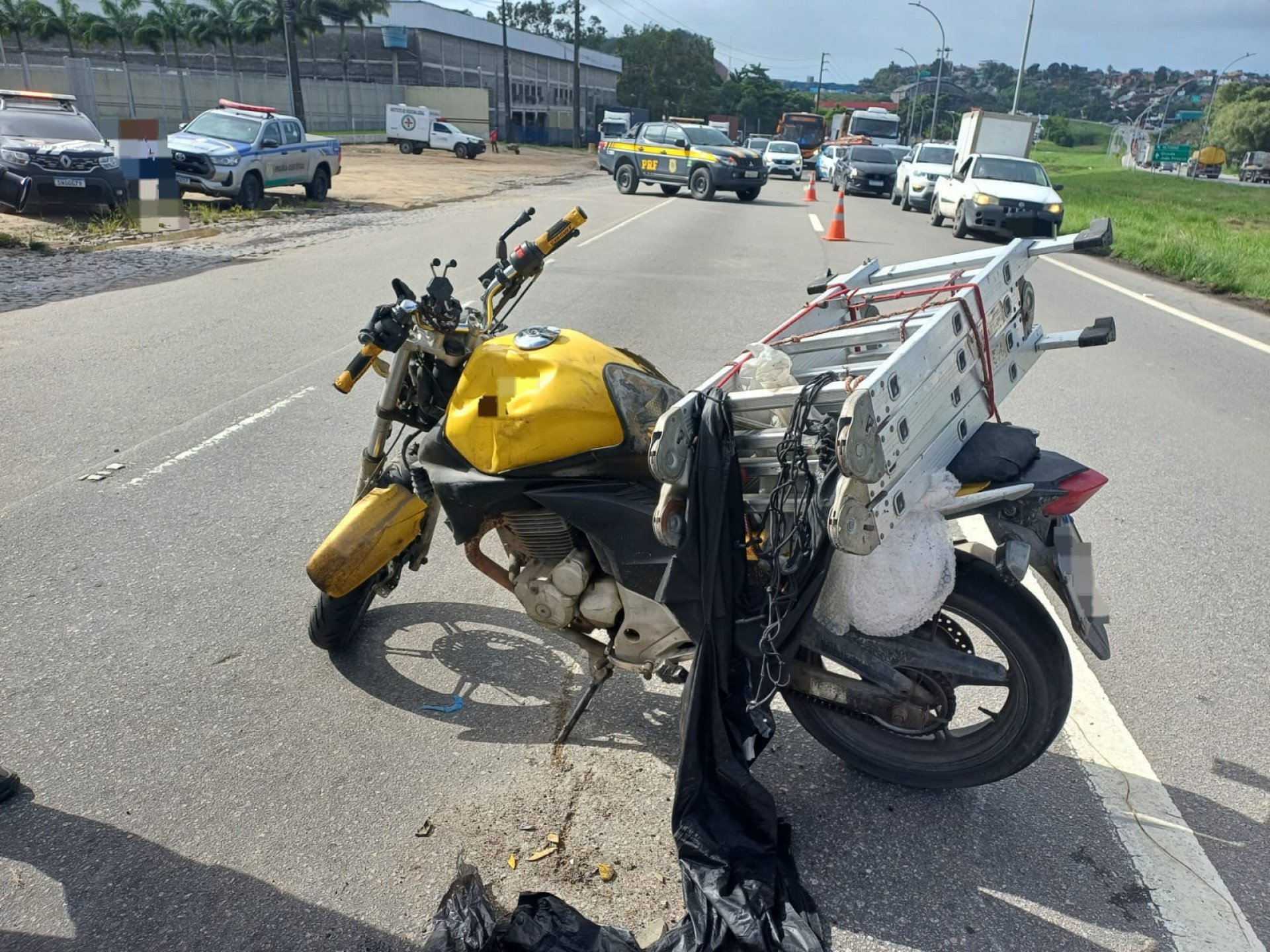 Imagem de moto de vítima envolvida em acidente na BR-101