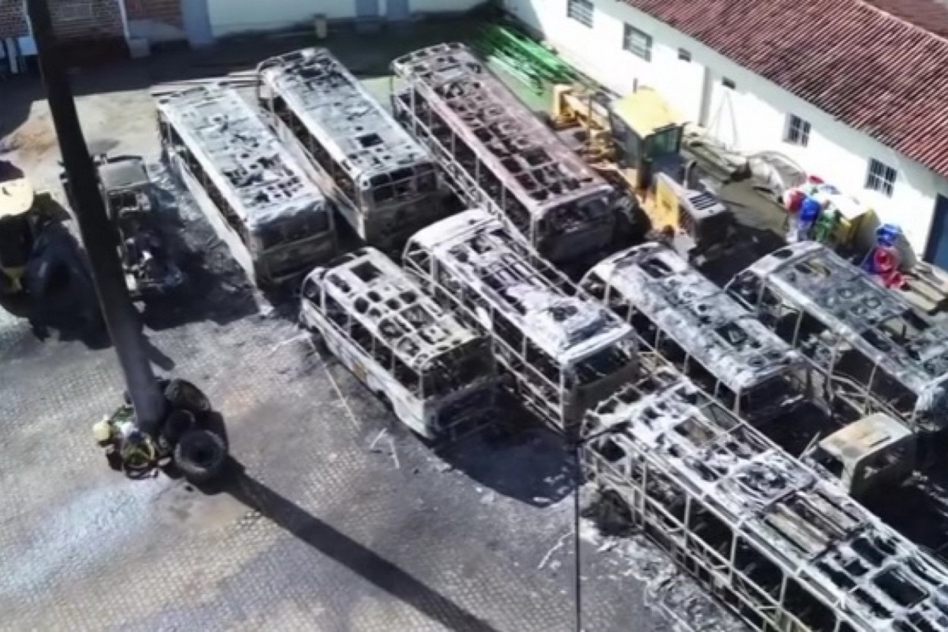 Ônibus municipais ficaram completamente destruídos