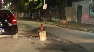 Motoristas sofrem para transitar em rua esburacada e com asfalto se dissolvendo na Encruzilhada