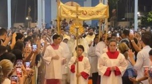 Tapete de Corpus Christi durante celebração religiosa na noite desta quinta-feira, no Recife