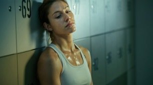 Muitas mulheres continuam a usar "chip da beleza", apesar das consequências negativas, inclusive na saúde mental 