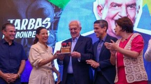 O ex-governador Jarbas Vasconcelos (MDB) foi homenageado pela governadora Raquel Lyra (PSD), no evento de lançamento da 25ª edição da Fenearte, nesta sexta-feira (20)