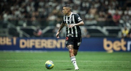 A casa do lateral esquerdo do Atlético, Guilherme Arana, foi invadida nesta sexta-feira (20), por criminosos. A casa fica localizada na Pampulha, em Belo Horizonte. No momento da invasão, o jogador e sua família não estavam em casa. Arana está em viagem com sua esposa e não presenciou o crime. De acordo com a Polícia [&#8230;]