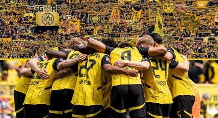 Imagem da equipe e da torcida do Borussia Dortmund