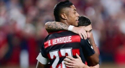 Arrascaeta recebe abraço de Bruno Henrique após gol do Flamengo