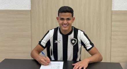 O jovem jogador de 1,85m se destacou na base do time paranaense e chamou atenção do Fogão, que fez uma investida e fechou com o atleta