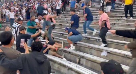 Durante partida da Copa do Mundo de Clubes, torcida protagoniza cenas lamentáveis nas arquibancadas do estádio Rose Bowl