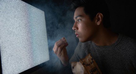 A sensação de conforto e previsibilidade, a ansiedade e o prazer imediato são alguns dos motivos que nos fazem assistir sempre aos mesmos programas