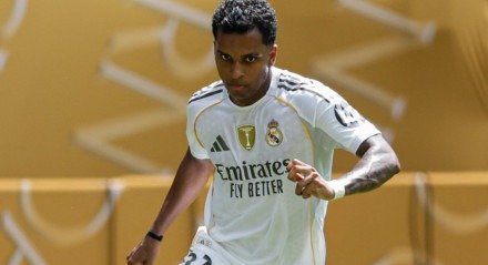 Rodrygo com a posse de bola para o Real Madrid em jogo