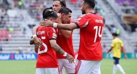 Benfica goleia Aukland em partida marcada por longa paralisação
